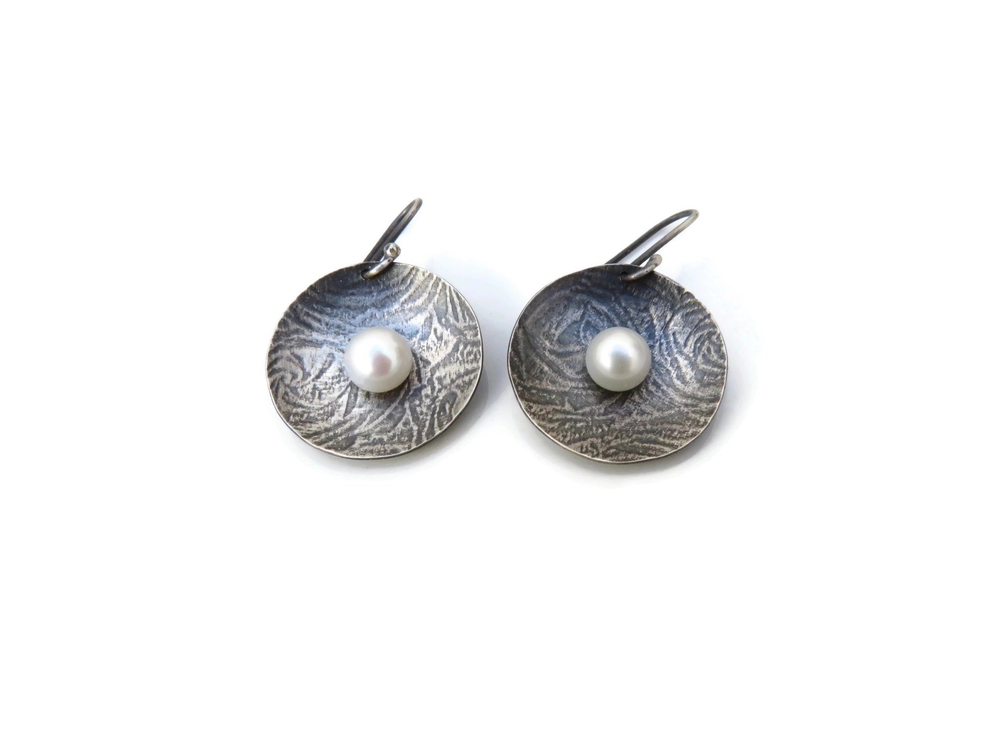 Pearl Silver Dangle Earrings with Embossed Pattern | KimyaJoyas