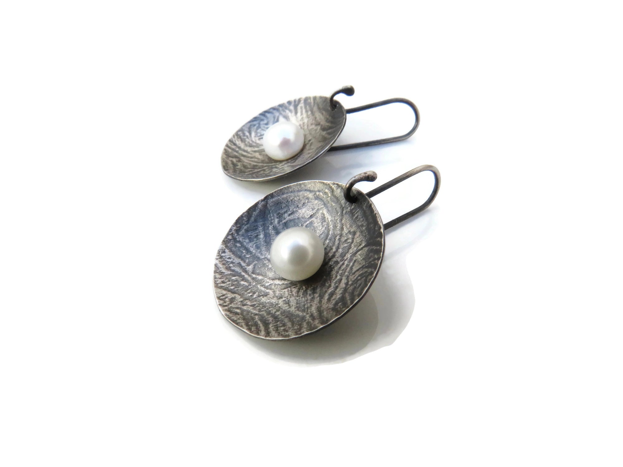 Pearl Silver Dangle Earrings with Embossed Pattern | KimyaJoyas